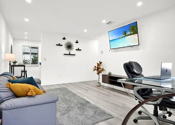Koze 2 Bedroom Duplex Home With King & Queen Beds, Near Everything Trendy