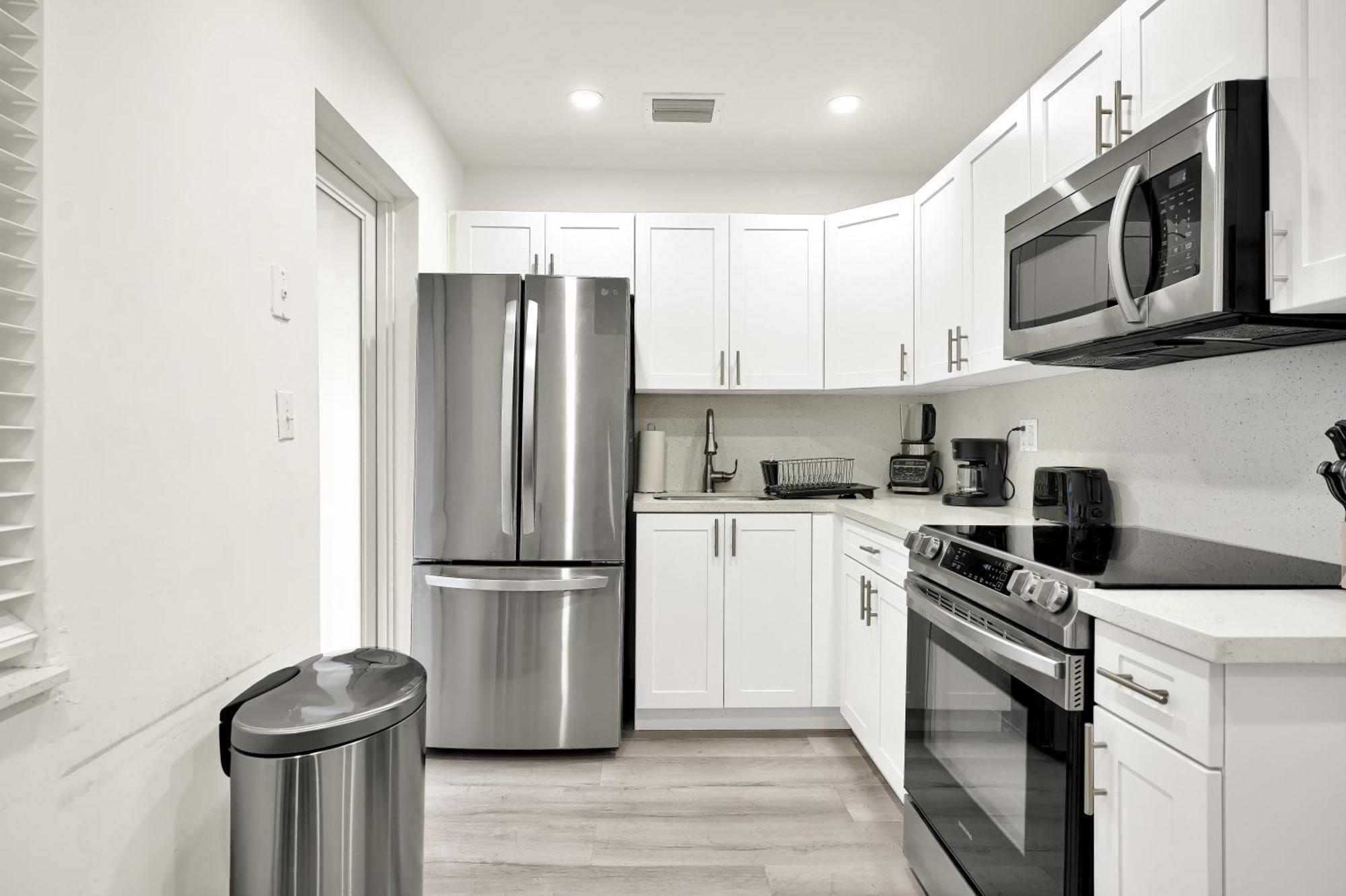 Koze 2 Bedroom Duplex With King & Queen Beds, Near Everything Trendy