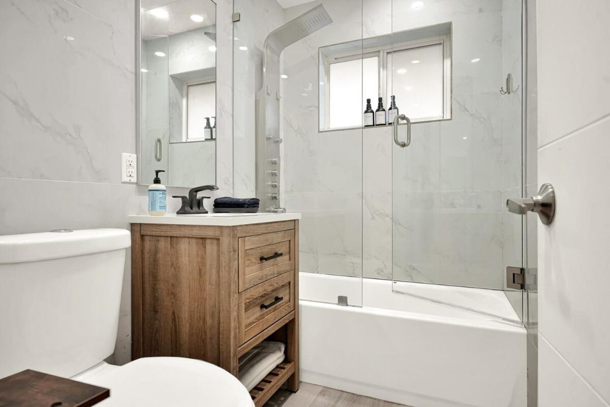 Koze 2 Bedroom Duplex With King & Queen Beds, Near Everything Trendy